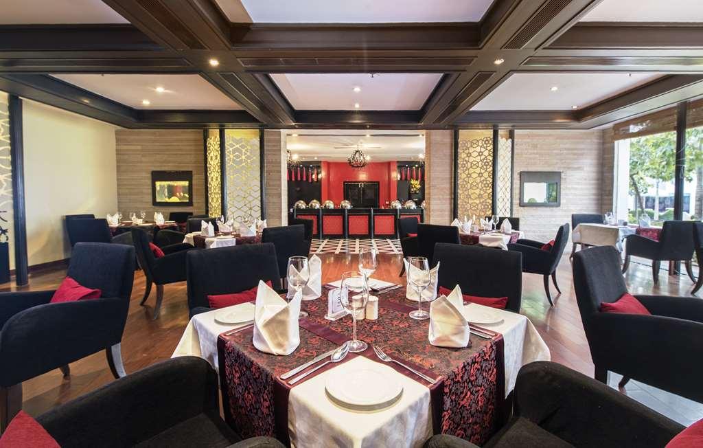 Radisson Blu Udaipur Palace Resort & Spa Restaurante foto